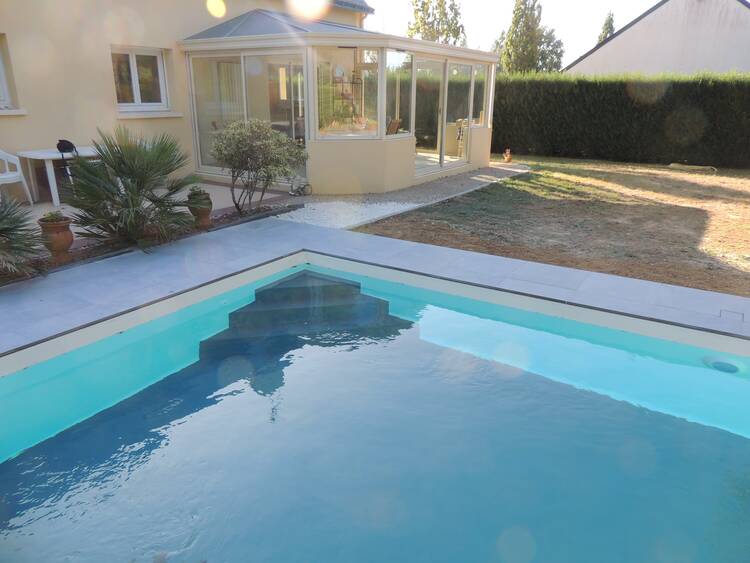 piscine avec un liner bi color anthracite et blanc de 8 par 4 blain